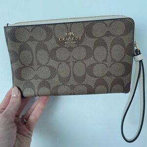 Coach Monogramed Women’s Large Signature Corner Zip Wristlet. White+tan NWOT